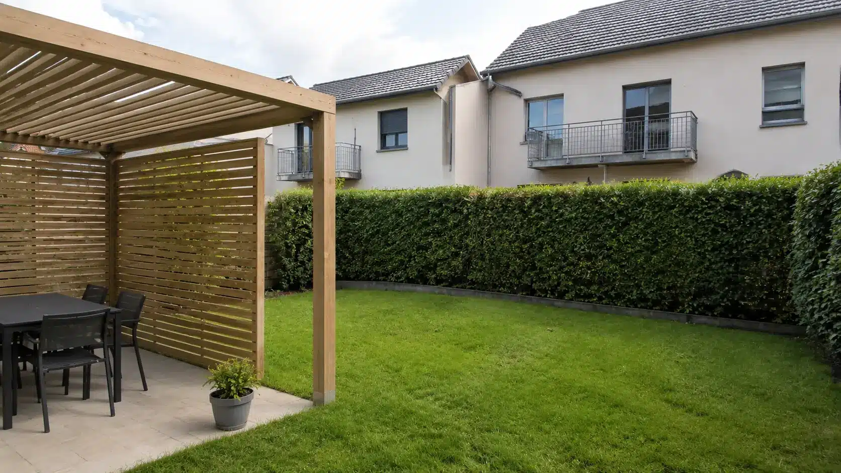 Pergola en bois protégeant une terrasse des regards des voisins