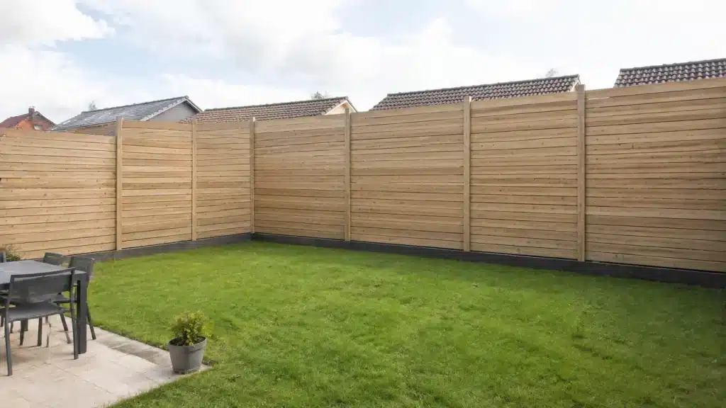 Brise-vue en bois installé pour préserver l’intimité d’un jardin